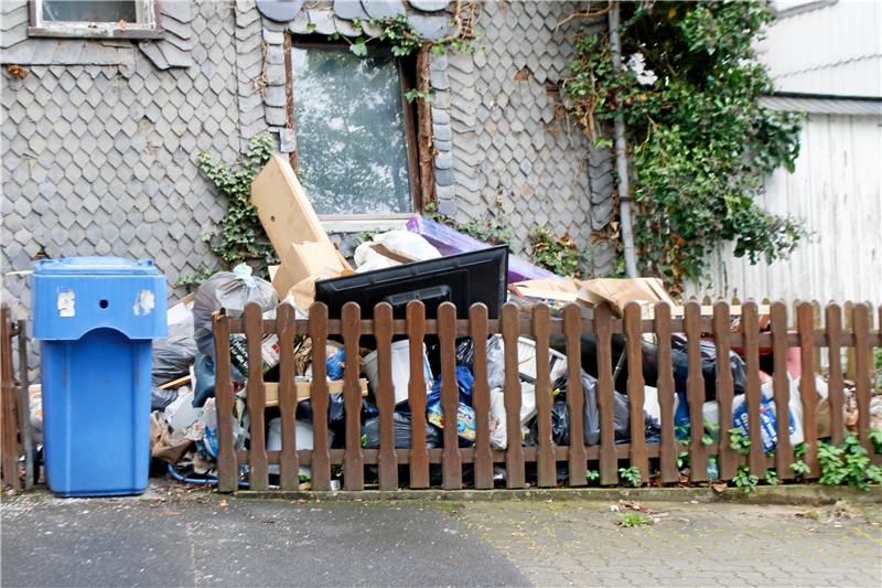 Auch wenn sich diese wilde Müllkippe auf einem Privatgrundstück befindet, muss sie entfernt werden. Der Landkreis hatte dem Eigentümer eine Frist bis zum 12. Mai dafür gesetzt. Foto: Privat