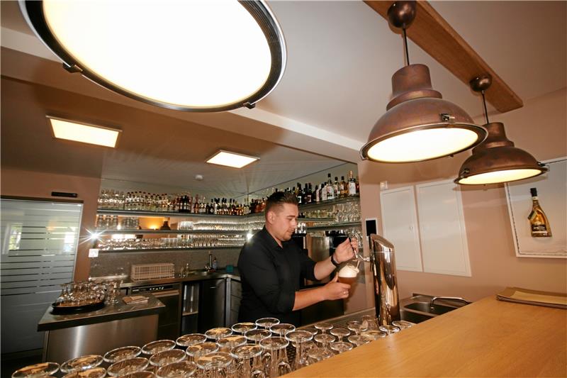 Auch wichtig: Die komplett neue Zapfanlage funktioniert – Restaurantchef Rudi Maier füllt die ersten Biergläser.