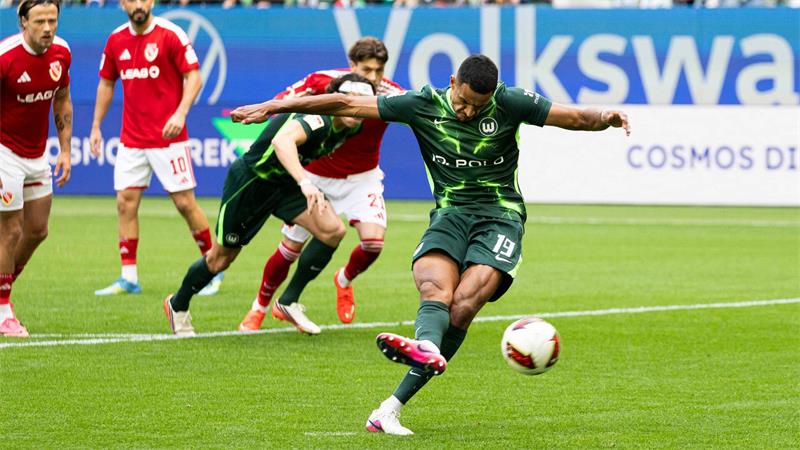 Irre Aufholjagd: Cottbus erkämpft Remis in Wolfsburg Auch zwei Treffer von Robert Glatzel reichten nicht zum Wolfsburger Sieg.