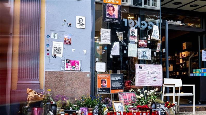 Tödliche Polizeischüsse: Wie geht es im Fall Lorenz weiter? Auch zwölf Monate nach den tödlichen Schüssen auf Lorenz legen Menschen Blumen, Kerzen und Plakate am Tatort nieder. (Archivbild)