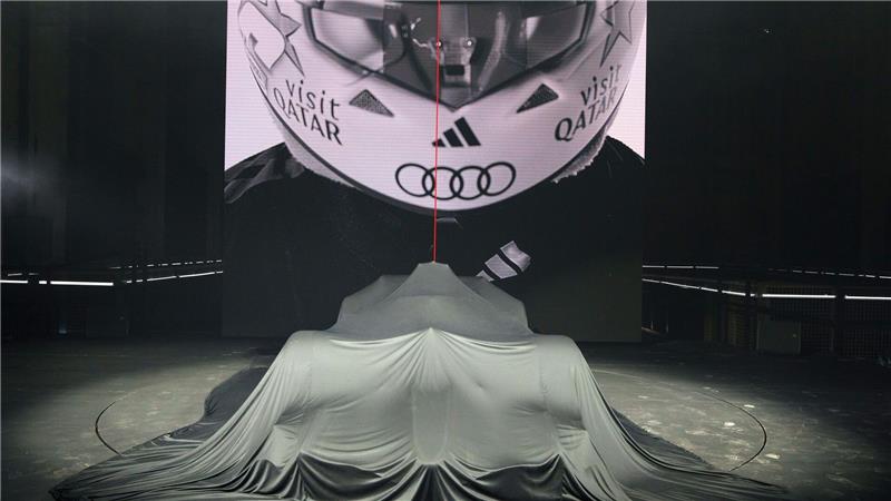 Audi bot wenige Wochen vor seiner Formel-1-Premiere ein großes Spektakel - zunächst war der Rennwagen noch verhüllt.