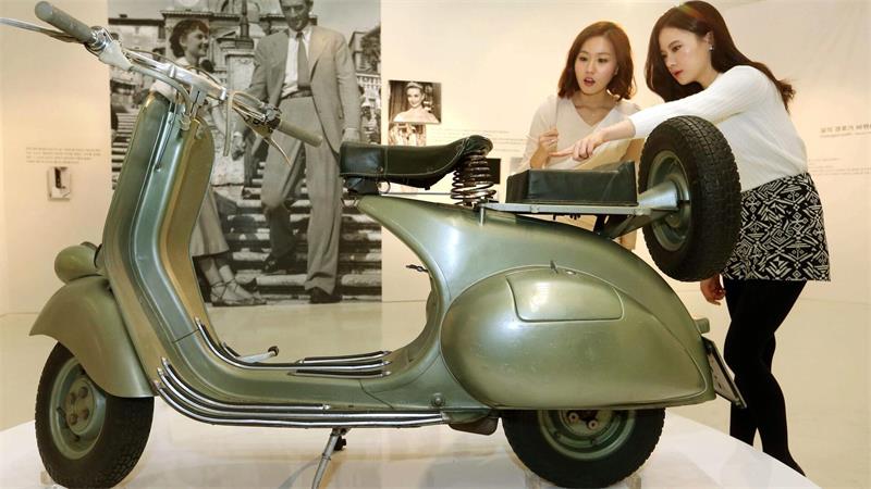 Audrey Hepburn und Gregory Peck cruisten auf der Vespa durch Rom. (Archivbild)