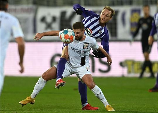 Aues Ben Zolinski (r) und Ingolstadts Marc Stendera kämpfen um den Ball.