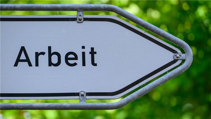 Auf 100 von Betrieben ausgeschriebene offene Stellen kamen bundesweit zuletzt 288 arbeitslos gemeldete Personen. (Archivbild)