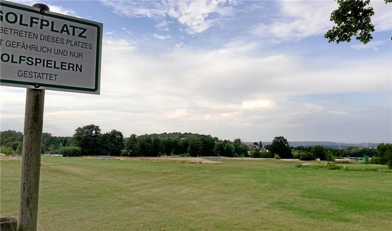 Dürre: Auf dem Golfplatz in Harzburg verdorrt das Gras Auf 64 Hektar erstreckt sich der Golfplatz unterhalb des Breitenbergs bis in die Gestütswiesen (Foto). Regelmäßig bewässert werden die Abschläge und Greens (Zielbereiche) der 18-Loch-Anlage, der allergrößte Teil der Fläche sieht daher infolge der Trockenheit inzwischen genauso trocken wie die meisten anderen Parks und Gärten. Foto: Nachtweyh