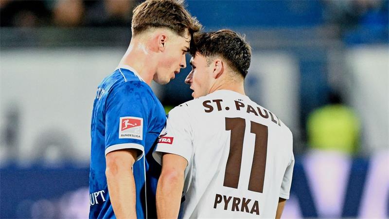 Auf Augenhöhe? Noah Weißhaupt (l.) und Arkadiusz Pyrka geraten einander. 