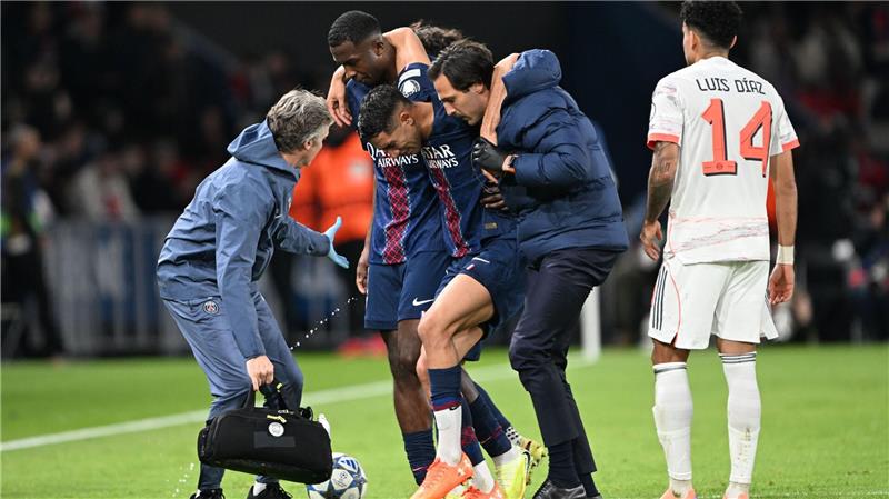 Auf Betreuer gestützt wird der am Fuß verletzte PSG-Spieler Achraf Hakimi (M) vom Platz geführt. 