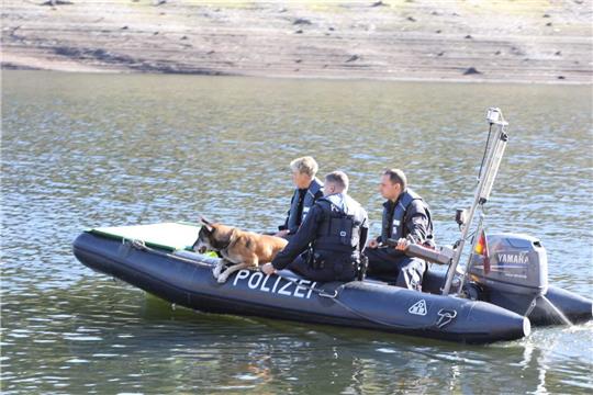 Auf Booten und mit Hunden hat die Polizei in der vergangenen Woche intensiv nach Michèl S. gesucht. Archivfoto: Neuendorf
