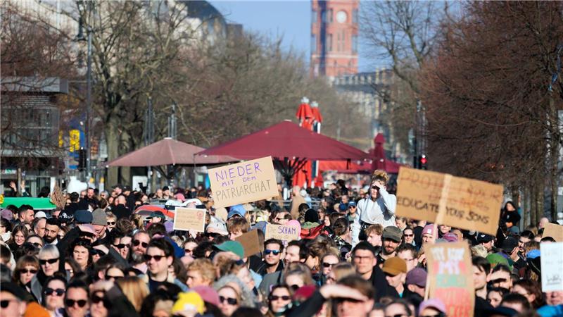 Tausende demonstrieren gegen digitale sexuelle Gewalt Auf Bundesebene hatten Union und SPD in ihrem Koalitionsvertrag vereinbart, das Cyber-Strafrecht zu reformieren und Strafbarkeitslücken zu schließen.