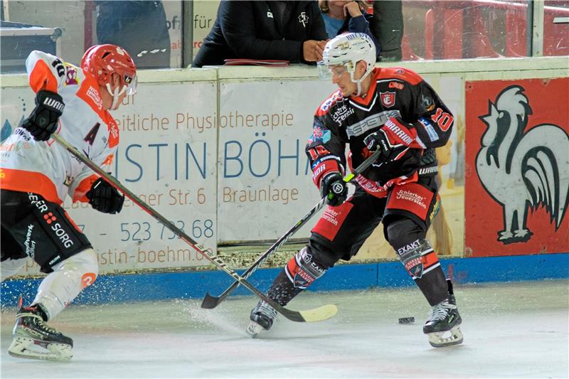 Für Harzer Falken geht es um mehr als um drei Punkte Auf Davide Vinci (r.) und die Harzer Falken wartet am Freitagabend wieder eine Menge Arbeit. Im einzigen Spiel des Wochenendes gastieren sie am Freitag bei den Salzgitter Icefighters. Foto: Drechsler