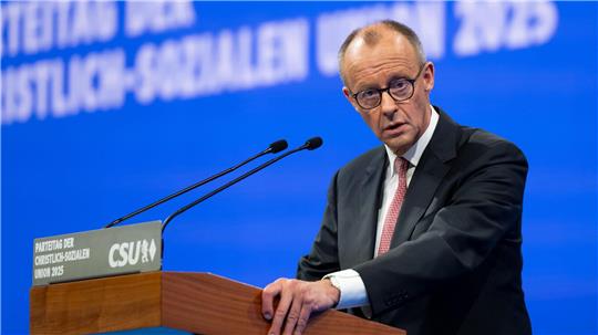 Auf Details der geplanten Verhandlungen über einen Waffenstillstand geht Bundeskanzler Friedrich Merz (CDU) in seiner Rede auf dem CSU-Parteitag nicht ein.