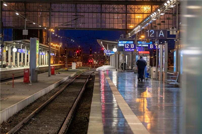 Erstes Streikwochenende bei der Bahn - Minderheit betroffen Auf Deutschlands Schienen herrscht über das Wochenende Stillstand.