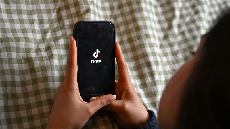 Arianas Auszeit: Darf man die Körper von Stars kommentieren? Auf Druck der EU sperrte das chinesische Unternehmen den Hashtag #skinnytok im Sommer 2025. (Symbolbild)