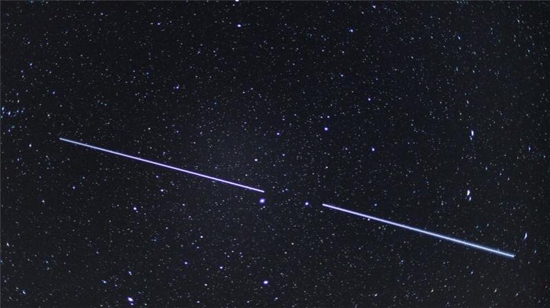 Tausende Satelliten im All - Ist dort bald kein Platz mehr? Auf Fotos mit längerer Belichtungszeit erscheinen Satelliten als Lichtstreifen - und verdecken so andere Objekte.