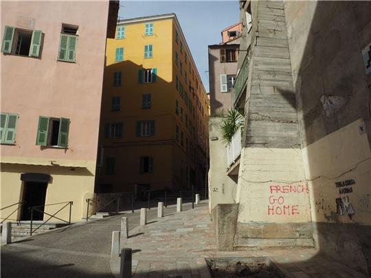 Auf Hauswänden in Bastia sind anti-französische Sprüche zu lesen. Autonomie für die Mittelmeerinsel Korsika scheint mittlerweile zum Greifen nah.