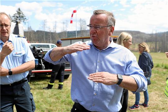 Auf Inspektionstour im Harz: Innenminister Boris Pistorius (62) verfolgt die Einsatzübung gegen Waldbrände.  Foto: Neuendorf