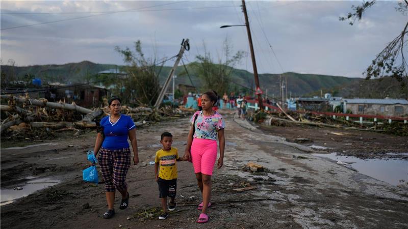 Nach Hurrikan „Melissa“: Karibikstaaten beseitigen Trümmer Auf Jamaika zerstörte der Sturm Häuser und riss zahlreiche Bäume und Strommasten um.