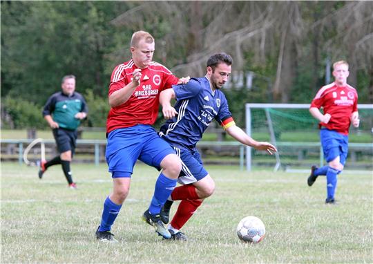 Auf Kapitän Niklas Baumgarten (re.) und die SVG Oberharz wartet am Sonntag das Topspiel gegen den VfL Oker II. Foto: Neuendorf