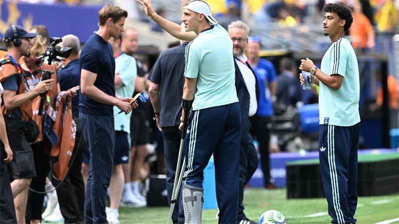 Auf Krücken weiter bei der WM: Nico Schlotterbeck