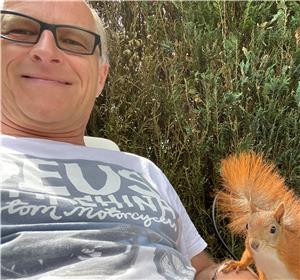 Campingplatz Prahljust: Wenn Menschen ihr Zuhause abreißen müssen Auf Kuschelkurs mit Eichhörnchen: An seiner Parzelle hat Nils viel tierischen Besuch.