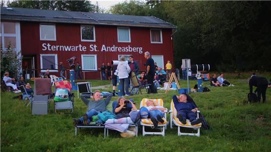 Auf Liegestühlen machen es sich die Sternschnuppen-Beobachter auf der Wiese bequem.