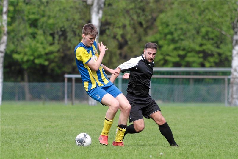 Der Fußballkreis Nordharz kann jetzt loslegen Auf Mathis Heine (li.) und die SG Wolfshagen/Lautenthal wartet in der 1. Runde des Nordharzpokals das Duell gegen Rot-Weiß Rhüden. Es ist eines von zwei internen Duellen im Landkreis Goslar. Foto: Gietemann