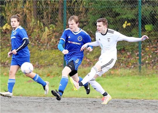 Auf Nicklas Kühl (re.) kommt am Sonntag in der Wildemanner Offensive noch mehr Verantwortung zu, da Joshua Bartels und Patrick Schmitz nach Platzverweisen vorerst gesperrt sind. Foto: GZ-Archiv