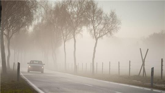 Auf Niedersachsens Straßen ist wegen Nebel und Glättegefahr besondere Vorsicht geboten. (Archivbild)