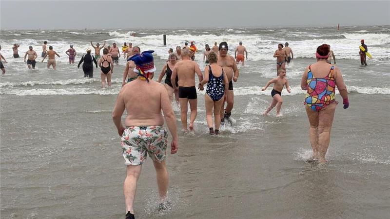 Alljährliches Anbaden fällt vielerorts ins Wasser Auf Norderney fand das Anbanden wie geplant statt.