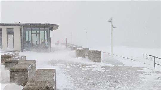 Auf Norderney ist das Schneetreiben zeitweise so dicht, dass die Schneeflocken die Sicht einschränken. 