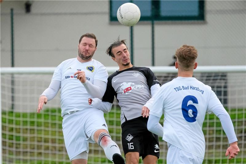 Vorerst letztes Stadtderby für Rammelsberg Auf Patrick Cesar-Delgado (l.) und Julian Ahrens von der TSG Bad Harzburg wartet am Sonntag im Sportpark das Heimspiel gegen den TSV Üfingen. Foto: Drechsler
