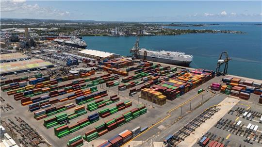 Auf Puerto Rico (USA) sind Container im Hafen von San Juan gestapelt. 
