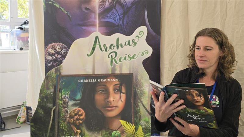 Auf Reisen inspiriert: Cornelia Graumann präsentiert ihr Buch: „Arohas Reise“.