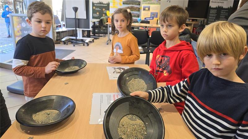 Goslarer Kinder haben großen Wissensdurst und Tatendrang Auf Schatzsuche: Jungen und Mädchen betätigen sich als Erzschirfer.