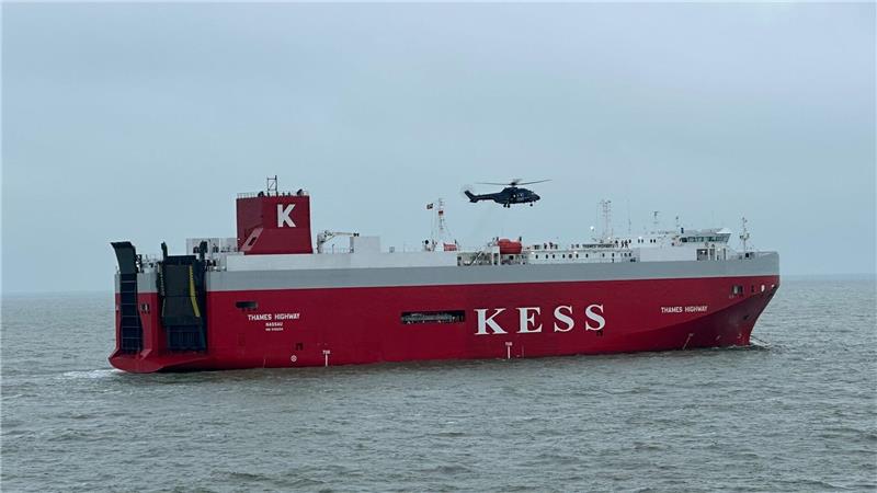 Auf Schiffsbrände spezialisierte Feuerwehrleute werden oft mit Hubschraubern zu den Havaristen auf See geflogen - wie hier im Januar bei der „Thames Highway“. (Archivbild)