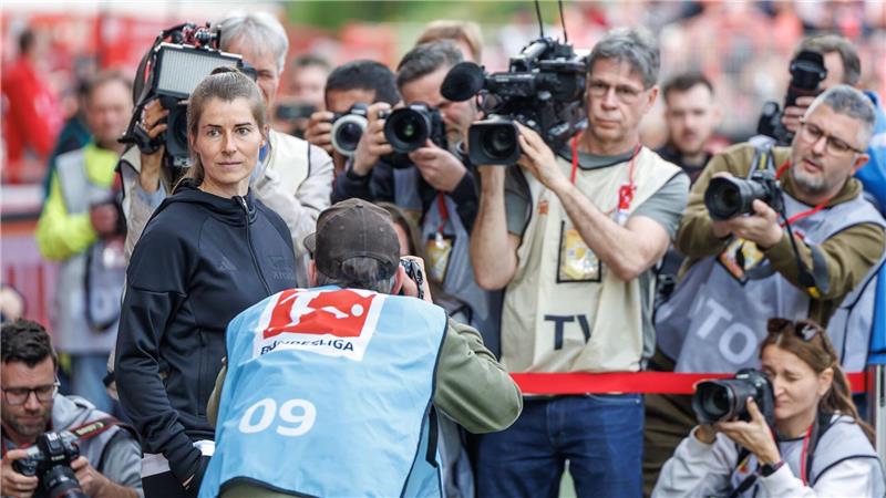 Auf Schritt und Tritt verfolgt: Marie-Louise Eta. 