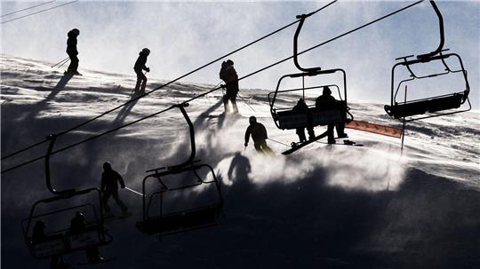 Auf Skipisten in Österreich und der Schweiz sind am Wochenende erneut mehrere Freizeitsportler verunglückt.