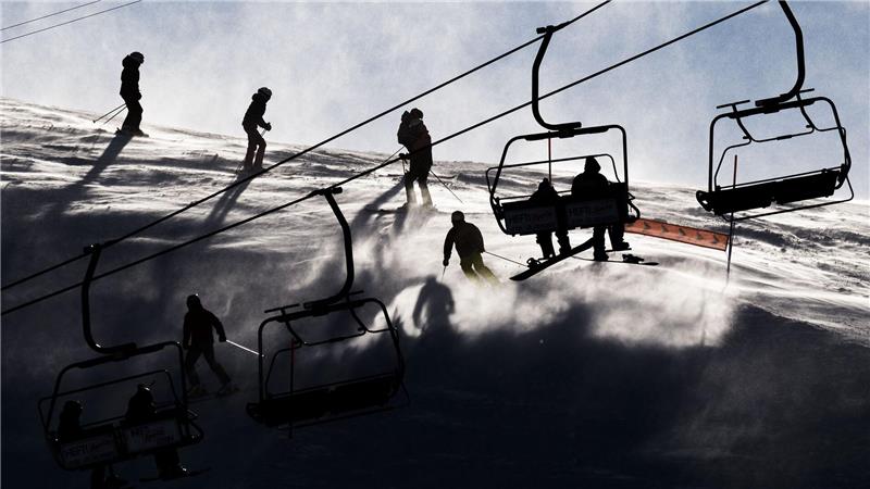 Auf Skipisten in Österreich und der Schweiz sind am Wochenende erneut mehrere Freizeitsportler verunglückt.