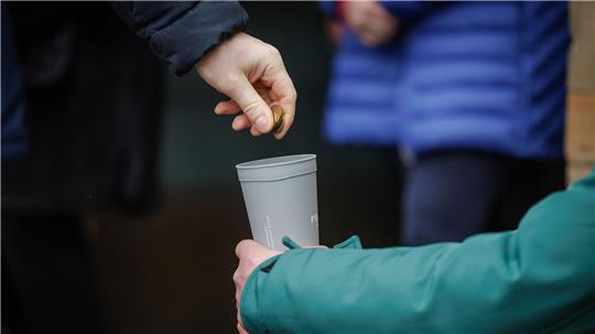 Auf Spenden angewiesen sein will niemand – doch viele Niedersachsen leben an der Armutsgrenze. (Symbolbild)