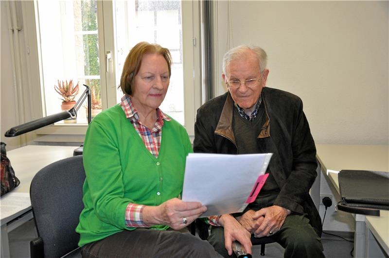 Auf Spurensuche im Goslarer Stadtarchiv: Edith und Bartold von Gadenstedt sind für jeden Hinweis auf die Umstände dankbar, unter denen Annina von Gadenstedt die letzten Goslarer Kriesgwochen im Gefängnis verbracht hat.  Foto: Heine