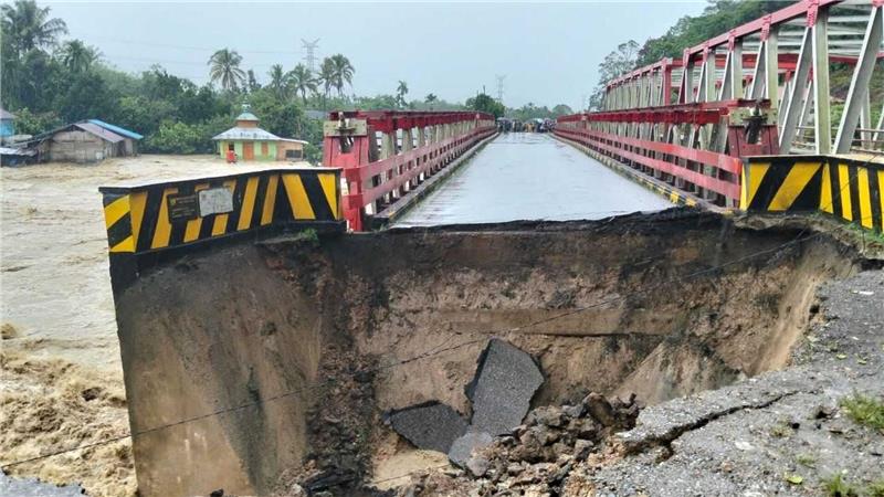 Flut-Drama in Südthailand - auch Teile Sumatras unter Wasser Auf Sumatra wurden Brücken durch die Wucht der Wassermassen schwer beschädigt.