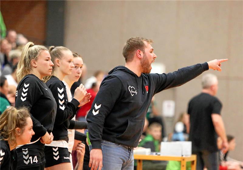 LiSa-Luchse rutschen auf Relegationsplatz ab Auf Trainer Fabian Matthes und die Handballerinnen der HSG Liebenburg-Salzgitter wartet ein nervenaufreibendes Saisonfinale. Foto: GZ-Archiv