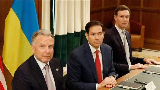 Auf US-Seite verhandeln unter anderem Außenminister Marco Rubio (M.) und der Sondergesandte Steve Witkoff (l.).
