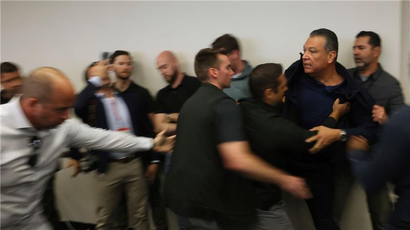 Rabiater Vorfall: US-Senator aus Pressekonferenz gezerrt Auf Videoaufnahmen ist Padilla zu hören, wie er „Hände weg“ ruft.