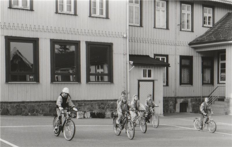 Schule Hohegeiß: Wohnungen und zwei Klassenzimmer Auf dem 1992 entstandenen Foto der Nordseite des Schulgebäudes sind oben die Fenster der Lehrerwohnungen zu sehen, rechts unten die vom Hausmeister genutzte Wohnung. Die großen Fenster links gehören zu einem Klassenraum. Archivfoto: Schwarz