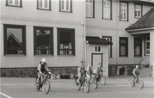 Auf dem 1992 entstandenen Foto der Nordseite des Schulgebäudes sind oben die Fenster der Lehrerwohnungen zu sehen, rechts unten die vom Hausmeister genutzte Wohnung. Die großen Fenster links gehören zu einem Klassenraum.  Archivfoto: Schwarz