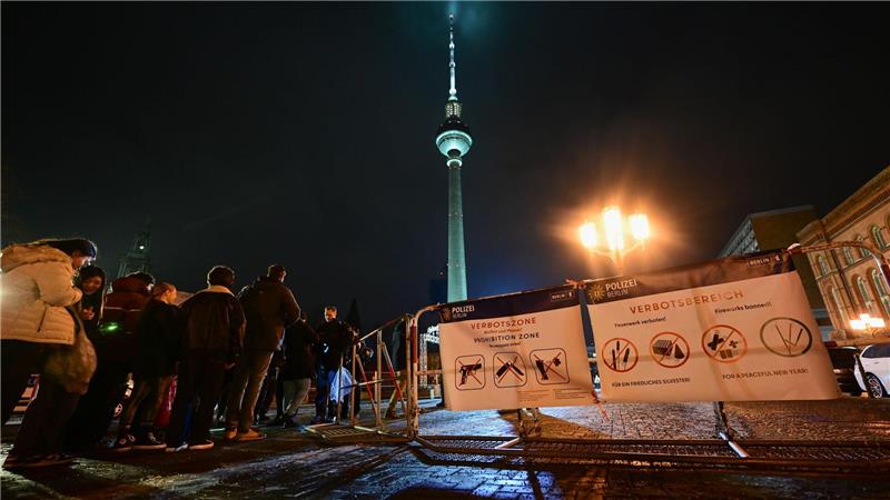 Auf dem Alexanderplatz in Berlin sind Feuerwerk und Böller verboten. 