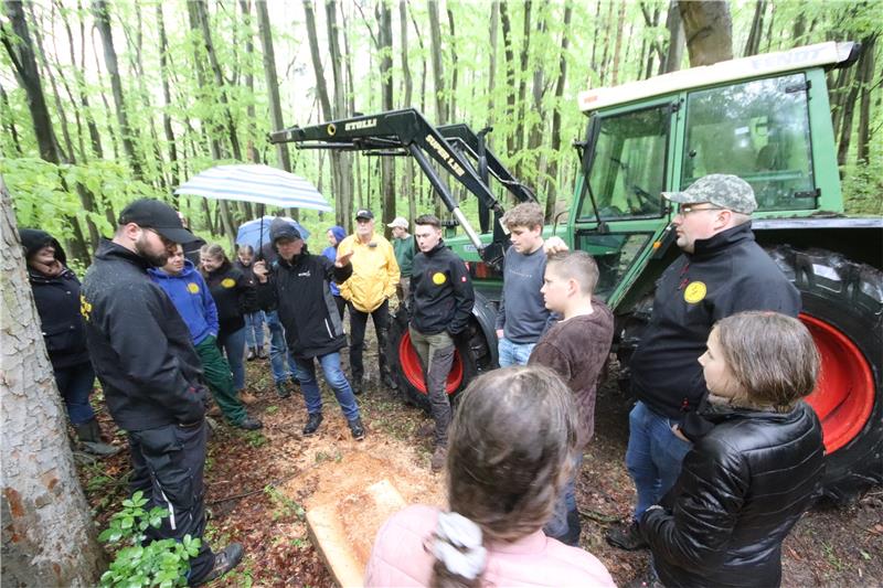 Nordharzer Landjugend hübscht Heißums Mausebrunnen-Areal auf Auf dem Areal an der Quelle gibt Rüdiger Heike (mit Schirm) vom Mausebrunnenclub den Mitgliedern der Landjugend Nordharz Hinweise zu den anstehenden Arbeiten. Foto: Gereke