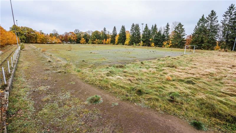 Zu sehen ist ein verwahrloster Sportplatz.