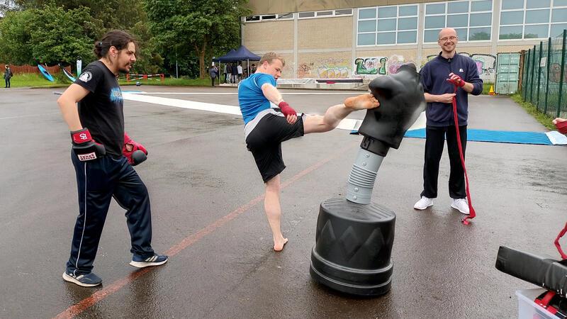 Sommersportfest der TU Clausthal macht der EM Konkurrenz Auf dem Außengelände wird Interessierten gezeigt, wie man richtig mit einem Standboxsack umgeht.